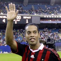 Milan Pertahankan Dinho, Abaikan Dzeko