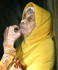 Nenek 108 Tahun Rujuk dengan Suami Brondong-nya