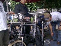 Antiknya Sepeda Tandem Kembar dari Kendal