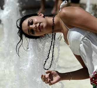 Suhu Memanas Warga Mandi di Kolam Kota