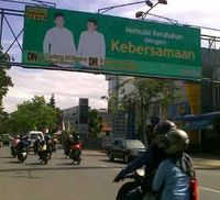 Reklame Calon Bupati Nyasar