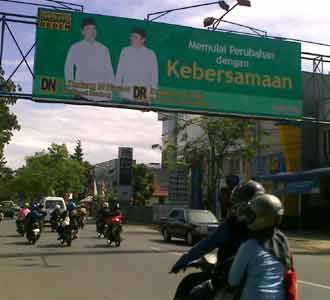 Reklame Calon Bupati Nyasar