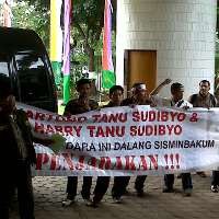 Tiba di Kejagung, Hartono Disambut Demo