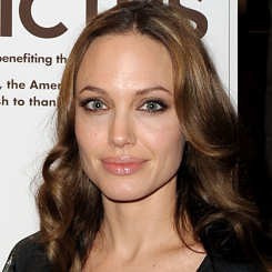 Angelina Jolie Doyan Makan Serangga