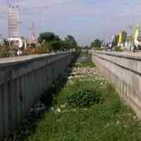 Saluran Air di Akses Suramadu Dipenuhi Sampah