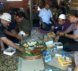 Pedagang Pasar Peneleh Selamatan