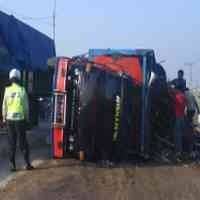 Truk Terguling, Jalan Raya Porong Macet 