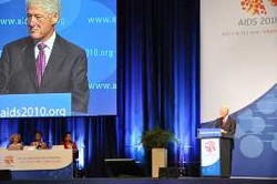 Clinton Ingin Punya Bucket List, Gates Percaya Akan Efektivitas Sirkumsisi