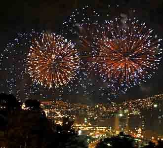 Kembang Api Hiasi Langit Kolombia