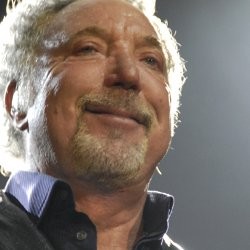 Tom Jones Tunggu The Killers Stop Vakum