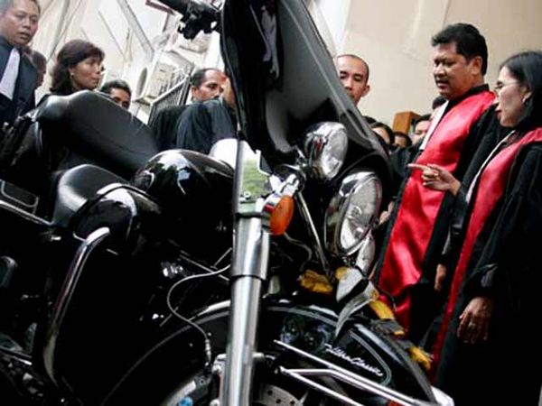 Motor Harley di Sidang Alif Kuncoro