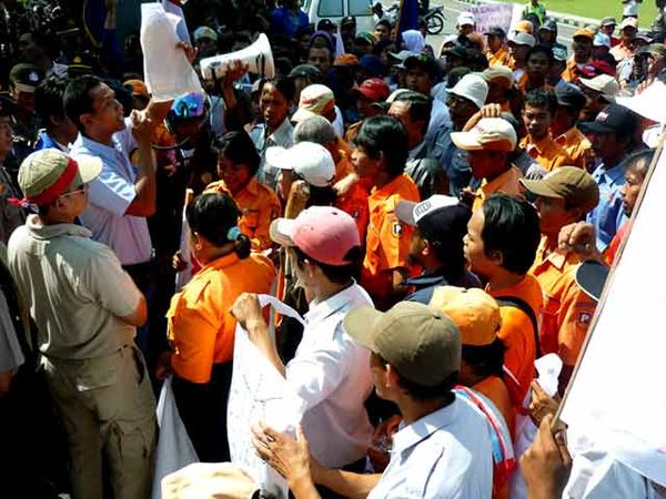 Tukang Parkir Geruduk DPRD 