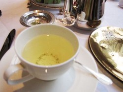 Secangkir Teh & HP Canggih