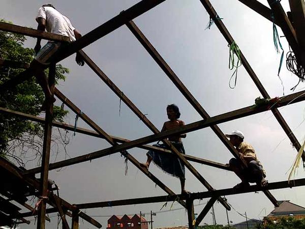 Pedagang Pasar Peneleh Bongkar Lapak
