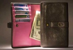 Alergi Uang Tunai yang Susah Sembuh