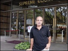 Singapura Bebaskan Penulis Buku Hukuman Mati Asal Inggris 