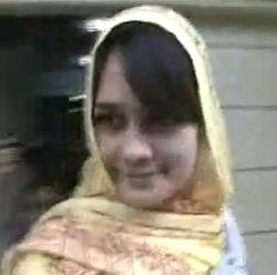 Berkerudung, Gaya Baru Luna Maya Datangi Mabes Polri 