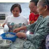 Ibu-ibu Gakin di Lokalisasi Dolly Berlatih Buat Kue 