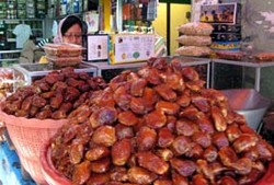 Jelang Ramadan, Kurma Diserbu Pembeli 