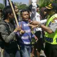 Aksi Solidaritas Penembakan Aktivis LMND di Polda Jatim Ricuh