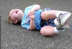 Si Kecil Suka Membenturkan Kepala