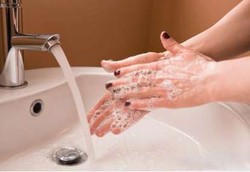 Akibat Tak Cuci Tangan Setelah Pipis dan BAB