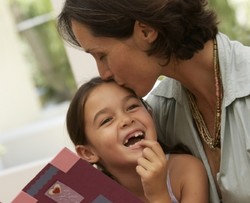 Anak Sehat Berkat Pelukan & Ciuman Ibu