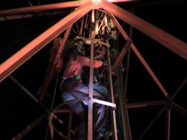 Suweni Nekat Panjat Menara BTS