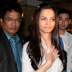 Demi Antar Anak Sekolah, Cut Tari Berani Keluar Rumah