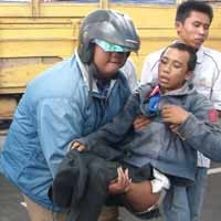 Masuk Kolong dan Terseret Truk Muat Pasir, Biker Selamat 