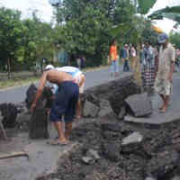Jalan Rusak Parah, Warga Pasuruan Tanam Pisang
