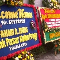 Karangan Bunga Belasungkawa Terpasang di Kampus