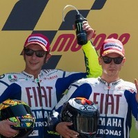 Rossi & Lorenzo Boncengkan 1.000 Fans