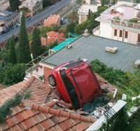 Mobil Timpa Rumah Gara-gara Pemilik Lupa Pasang Rem Tangan