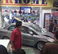 Honda City Nyelonong di Mal Cibubur Junction, Tabrak Toko & ATM