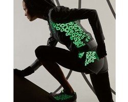 Jogging Dengan Pakaian Glow in the Dark