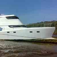 Dihempas Ombak Tinggi, Kapal Pesiar Terdampar di Pacitan