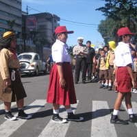 Penggemar Beatles Ajari Puluhan Bocah Menyeberang Jalan