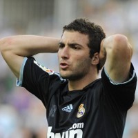 Higuain Rayu Ashley Cole