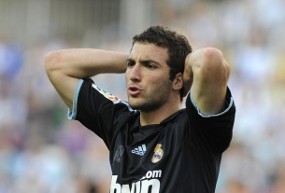 Higuain Rayu Ashley Cole