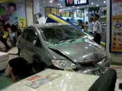 ATM BCA yang Diseruduk Mobil Sudah Ditutup Triplek