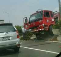 Truk Tangki Pertamina Melintang di Tol Cawang-Priok