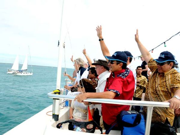 Fadel Muhammad Lepas Peserta Yacht Rally