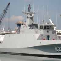  Kapal Patroli Cepat KRI Boiga 825 Terbakar di Dermaga Ujung