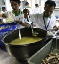 Makan Maknyuss di KRI Makassar 