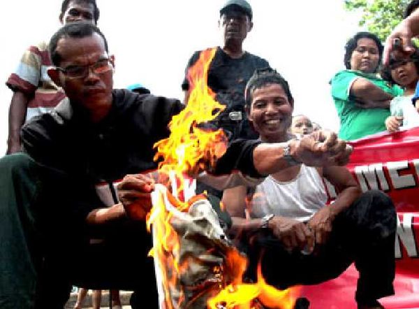 Warga Bakar Kaos Bergambar Foke