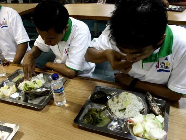 Tata Cara Makan di KRI Makassar