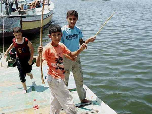Memancing di Pelabuhan Gaza