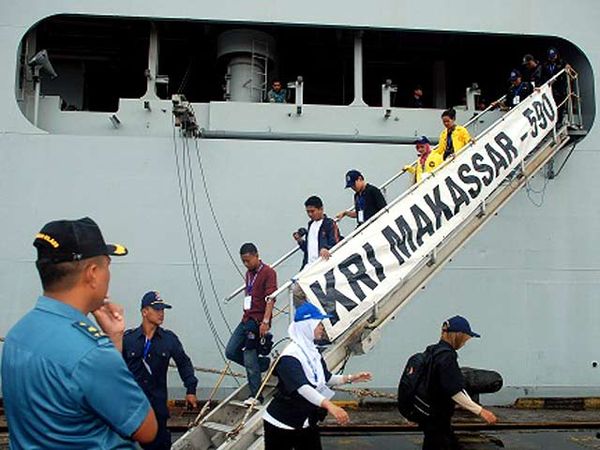 KRI Makassar Merapat di Makassar