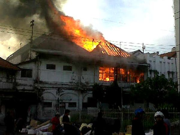 Gudang Distributor Coronet Crown Terbakar